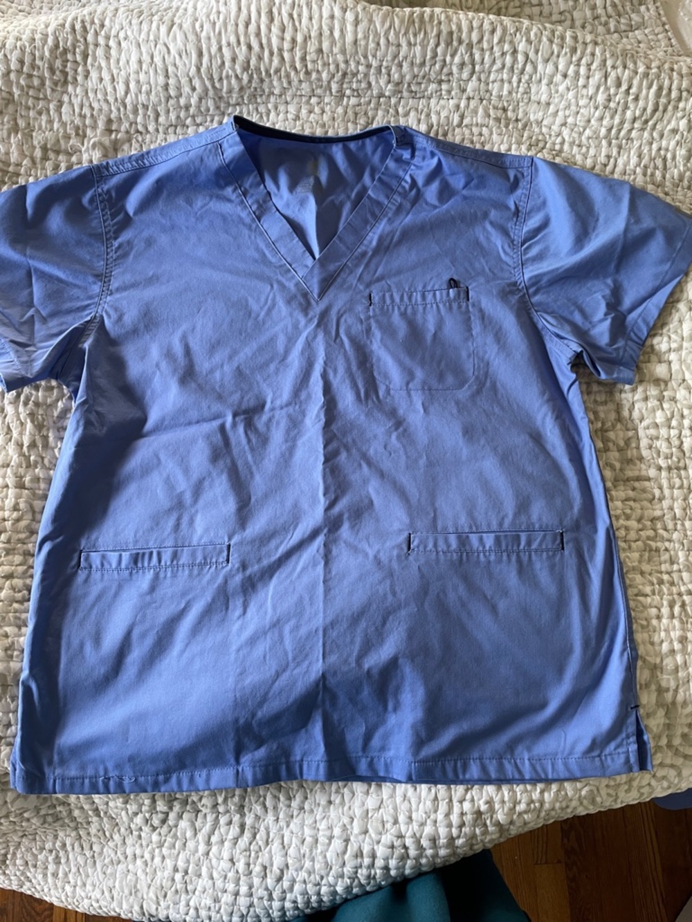 Med Couture Men's Short-Sleeve V-Neck Scrub Too. Blue. Medium.